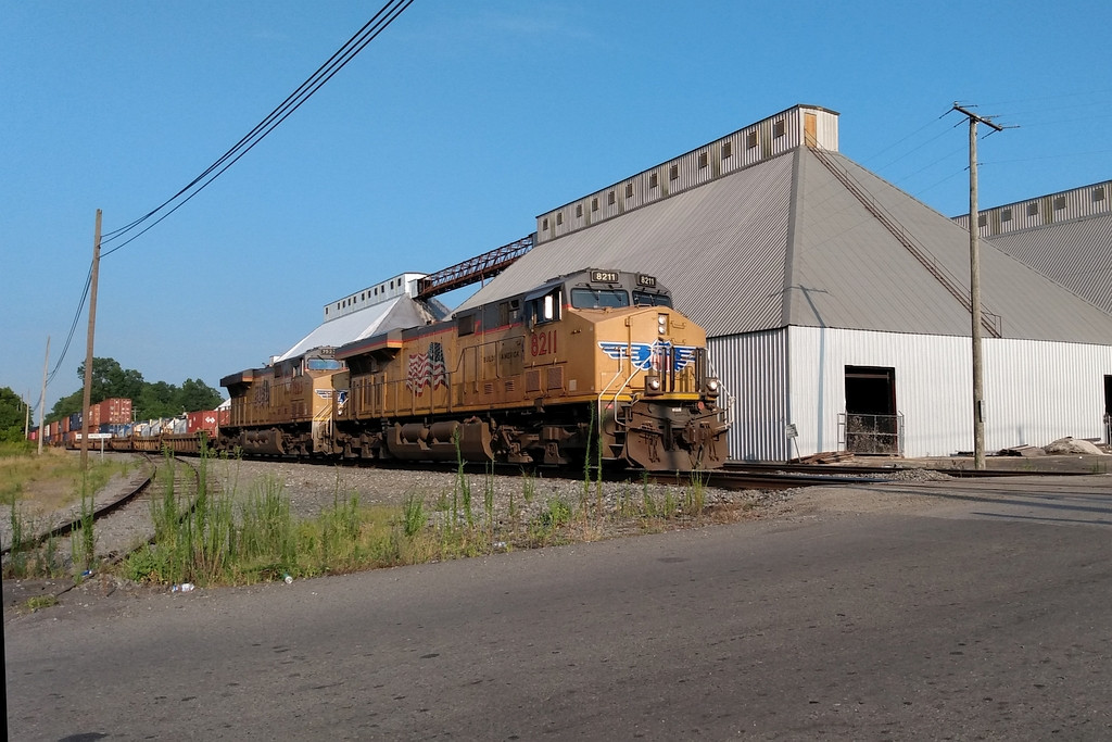 UP SB intermodal heading for Big Sandy